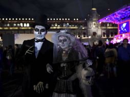 Los visitantes portaron los elementos clásicos de la catrina: vestidos de gala, sombreros anchos, estolas y plumas. AFP / Y. Cortéz