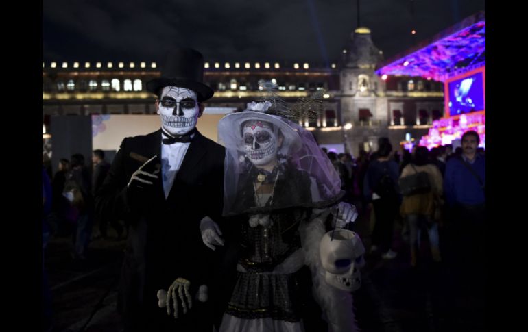 Los visitantes portaron los elementos clásicos de la catrina: vestidos de gala, sombreros anchos, estolas y plumas. AFP / Y. Cortéz