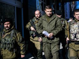 El ejército prorruso liderado por el primer ministro Alexander Zakharchenko (c), candidato a la presidencia de la nueva república. AFP / ARCHIVO