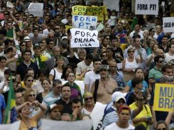 Este sábado, los manifestantes también agradecían y aplaudían a los policías militares. AFP / M. Schincariol