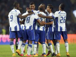 El equipo celebra la victoria obtenida gracias a Danilo al minuto 9 y Brahimi al 74. EFE / J. Coelho