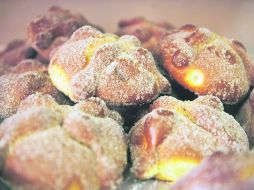 Tradición. Aunque cada panadero le pone su estilo, este pan sigue siendo el vínculo entre vivos y muertos. EL INFORMADOR / J. Mendoza