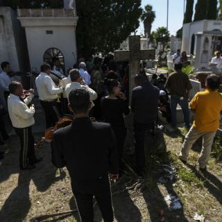 Más de 100 mil personas acuden a panteones de Guadalajara