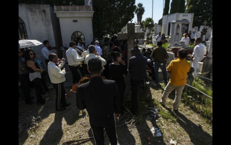 Familiares llevan a mariachi a sus difuntos. EL INFORMADOR / F. Atilano