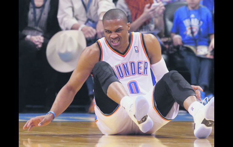 Russell Westbrook, al momento de la caída en el segundo cuarto del juego del jueves pasado en que se fracturó la mano. AP / S. Ogrocki