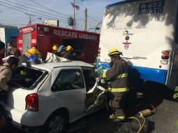 El lesionado ya fue rescatado de la unidad, al haber quedado atrapado. EL INFORMADOR /