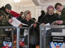 Kiev denunca un despliegue 'intenso de equipamientos y de tropas' procedentes de Rusia en el este insurgente del país. EFE / A. Ermochenko