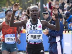 Por su parte, la keniana Mary Keitany se impone con un tiempo de 2 horas, 25 minutos y 7 segundos. EFE / J. Lane