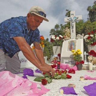 Los tapatíos veneran a sus muertos