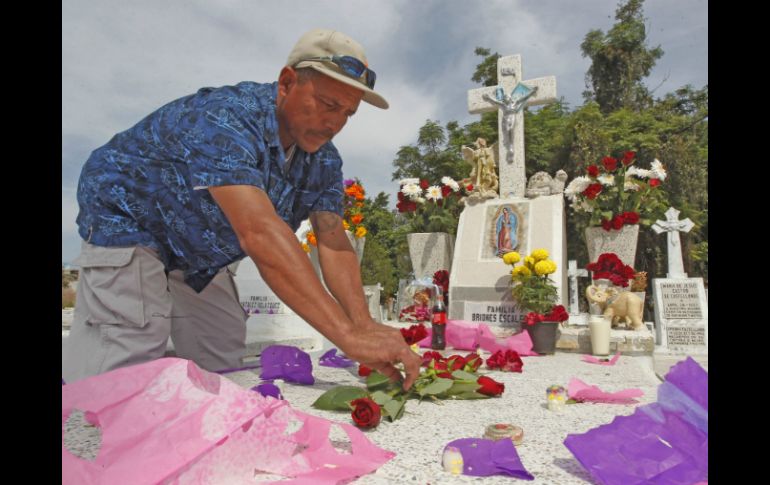 No se olvidan de sus difuntos, y acuden a recordarlos en este día. EL INFORMADOR / A. Camacho
