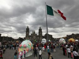 Las calaveras gigantes hechas con acero y cartón decoran el Zócalo en el marco de las celebraciones por el Día de Muertos. AP / ARCHIVO