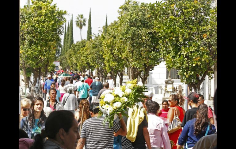 Imagen de los asistentes al Panteón de Mezquitán. EL INFORMADOR / A. Camacho