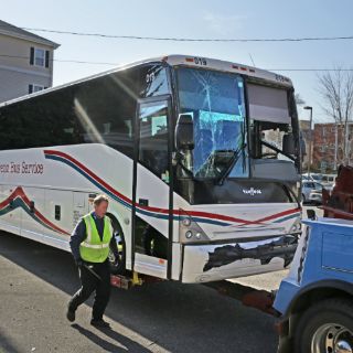 Chocan autobuses que transportaban a Pieles Rojas