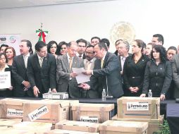El INE empleó a decenas de personas para contar las firmas recabadas por los partidos. Al final todas han sido rechazadas por la Corte. NTX /