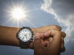 Algunas personas experimentan cansancio o cambios de humor durante los primeros días del cambio de horario. NTX / ARCHIVO