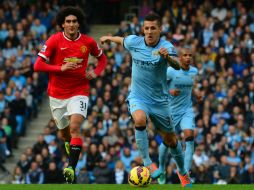 Marouane Fellaini (i) formó parte del juego que los Red Devils perdieron por 1-0. AFP / P. Ellis