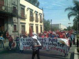 Los manifestantes mantienen cerrado el flujo vehicular de la avenida Hidalgo. EL INFORMADOR / U. Zamarroni