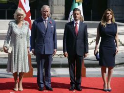 El Presidente de México, acompañado por la Primera Dama, Angélica Rivera de Peña, recibió al heredero de la corona británica. AFP / A. Estrella