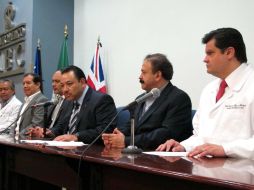 El doctor Carlos Riera informa que las sondas para drenaje quirúrgico ya fueron retiradas. SUN / L. Cortés