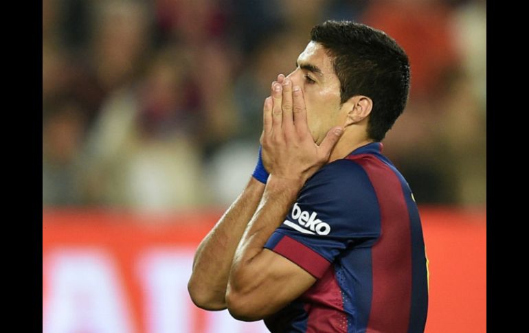 El jugador del Barcelona señala que prefiere no responder a las preguntas para evitarse problemas con el atacante sudamericano. AFP / L. Gene.