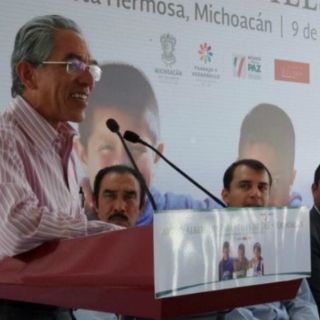 Ediles amagan con huelga de hambre en Michoacán