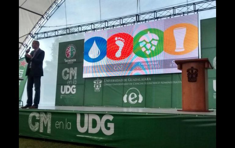 El presidente de Cuauhtémoc Moctezuma, Marc Busain imparte una conferencia magistral. TWITTER / ‏@CUCEA_OFICIAL