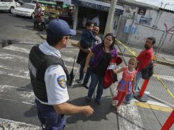 Los elementos de la Policía Vial repartirán volantes a la ciudadanía para que conozcan los cambios. EL INFORMADOR / F. Atilano