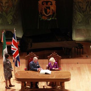 Príncipe Carlos visita 'La Creación' de Diego Rivera