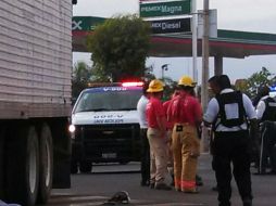 Rescatistas llegaron al lugar para levantar el cuerpo. EL INFORMADOR /