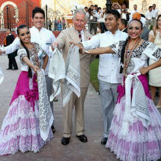 Príncipe Carlos visita la zona arqueológica maya de Edzná