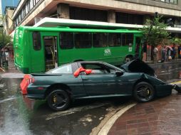 La unidad de transporte público se estrella en una finca que ocupa un restaurante de comida china. EL INFORMADOR / U. Zamarroni