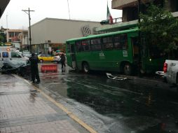 Choque en Enrique González Martínez y Juárez. El camión se estrella en una finca; hay pasajeros heridos. EL INFORMADOR / U. Zamarroni