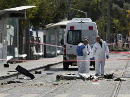 Policías israelíes revisan la escena del ataque con un vehículo en Jerusalén en el que murió una persona. EFE / J. Hollander