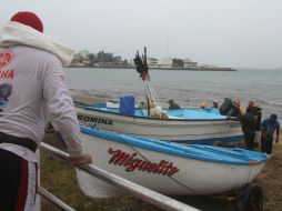 Pescadores del puerto de Mazatlán resguardan sus botes, ante el paso de ''Vance''. EFE /