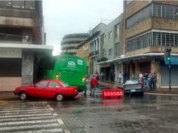 Uno de los accidentes de esta mañana, en avenida Juárez y la calle Enrique González Martínez. EL INFORMADOR / I. De Loza