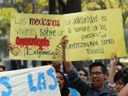 En Tixtla y Tlapa maestros y policías comunitarios bloquean carreteras mientras que normalistas toman la caseta de Palo Blanco. EFE / J. Méndez