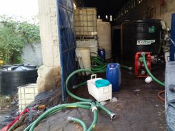 Localizan y aseguran cinco vehículos, mangueras y cisternas conteniendo los 50 mil litros de diésel. ESPECIAL /