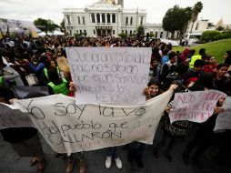 Estudiantes se manifestaron en apoyo a los 43 normalistas desaparecidos afuera de la rectoría de la UdeG. EL INFORMADOR / J. Mendoza