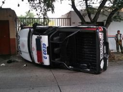 La camioneta terminó volteada sobre su costado izquierdo a unos 30 metros adelante del cruce. EL INFORMADOR /