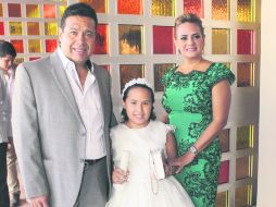 Mariana con sus papás, Enrique Pereda Gómez y Rocío Torres Segovia.  /