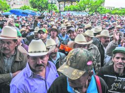 Los agricultores representados por Absalón García bloquearon Avenida Alcalde. EL INFORMADOR / F. Atilano