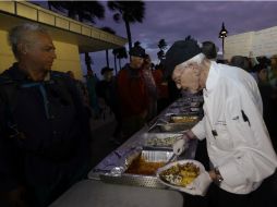 Los mendigos agradecen a Arnold el alimentarlos en parques públicos. AP / L. Sladky