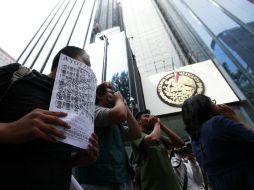 Los inconformes portan una pancarta con la leyenda: ''Fue el Estado''. EFE / J. Méndez