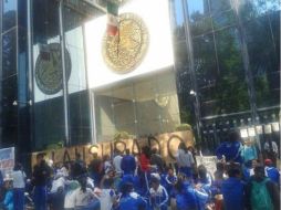 La protesta es realizada por alumnos y padres de familia para exigir la aparición de los 43 normalistas de Ayotzinapa. SUN / ARCHIVO