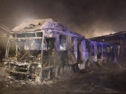 Un grupo de jóvenes protestan por el caso Ayotzinapa y vandalizan unidad del Metrobús. EFE / STR