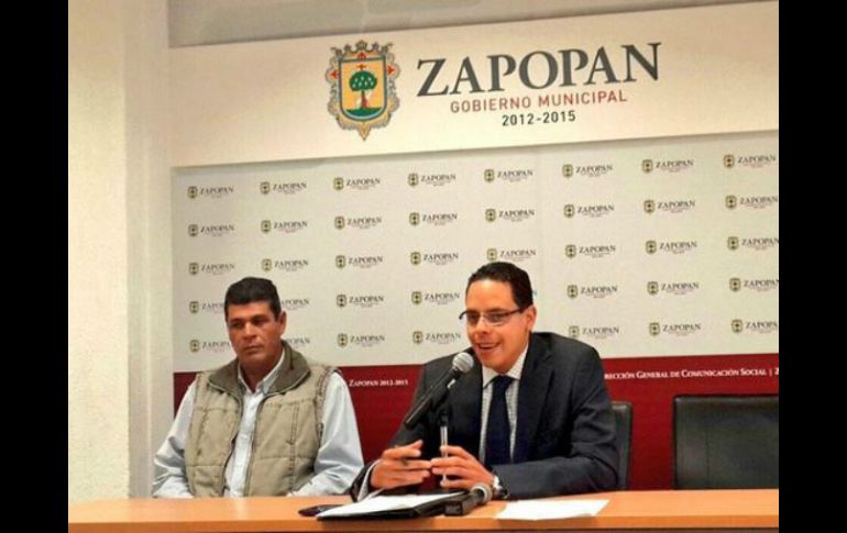 El secretario general del Ayuntamiento de Zapopan, Elías Rangel (d), durante el anuncio de esta mañana. TWITTER / ‏@zapopanprensa