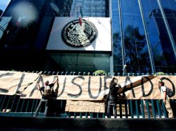 El grupo clausuró simbólicamente el inmueble de la Procuraduría. SUN / E. Orea