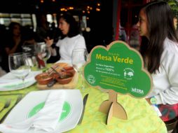 Todo el personal del restaurante fue capacitado para que resolvieran las dudas de las personas que se sienten en esta mesa. EL INFORMADOR / A. Hinojosa