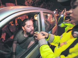 Operativo. Una policía vial aplica la prueba de alcoholímetro. EL INFORMADOR / J.Mendoza