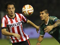 El volante zurdo tapatío del PSV, Andrés Guardado (izq.), fue titular y disputó todo el encuentro ante el Panathinaikos. EFE / S. Chorchoubas